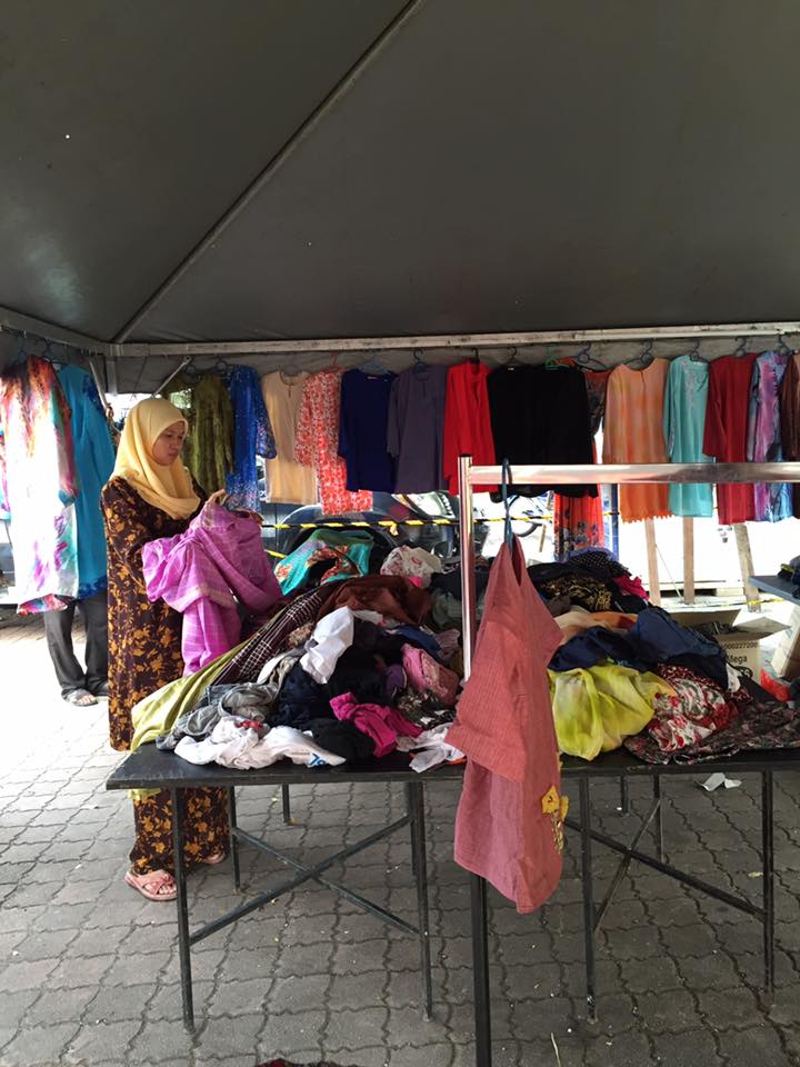Facebook/Free Food For Ramadhan We spot one gorgeous-looking baju kurung there!
